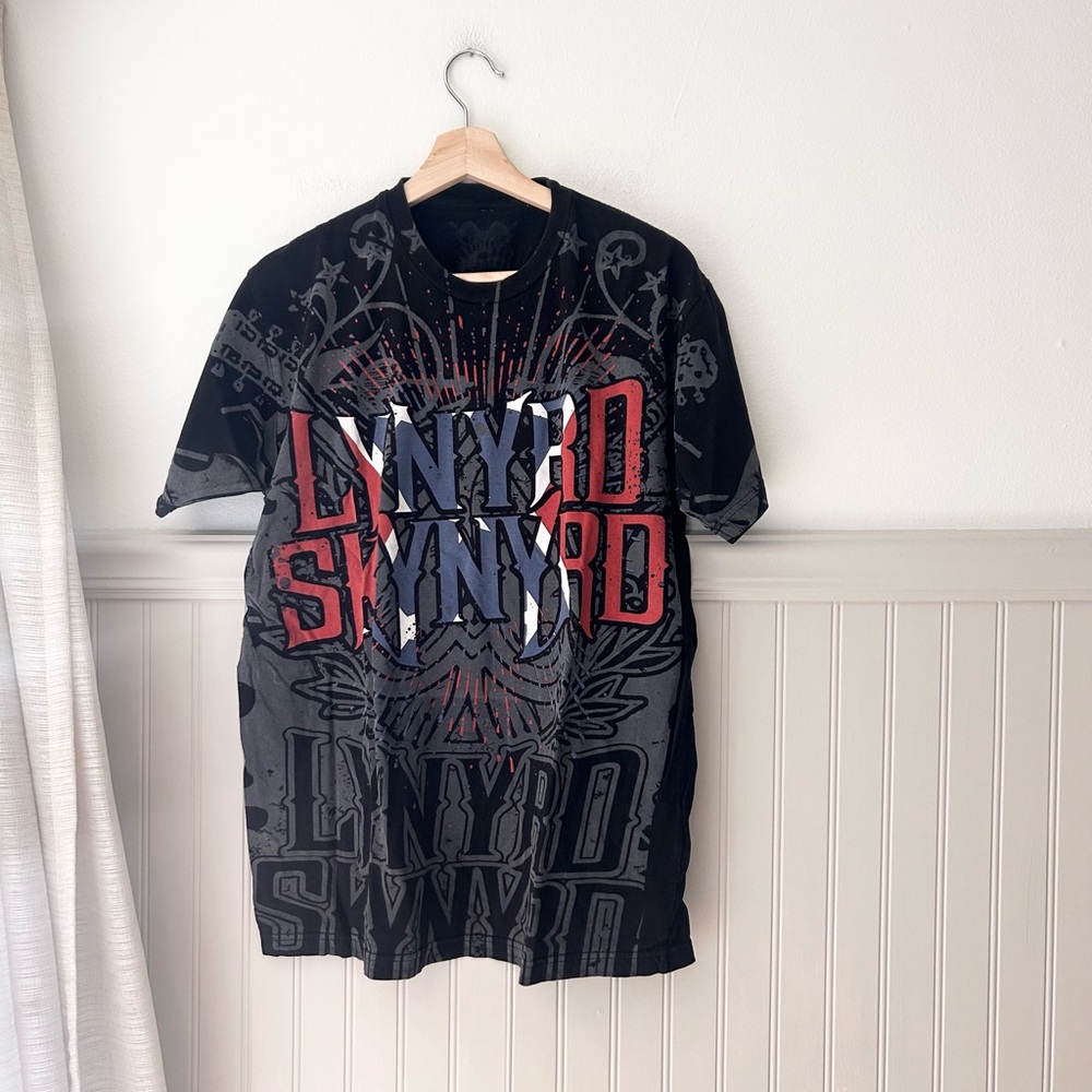 Vintage Lynyrd Skynyrd Large Black Shirt with Red and Gray Details